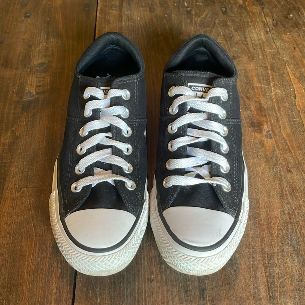 Chuck Taylor converse (black and white)